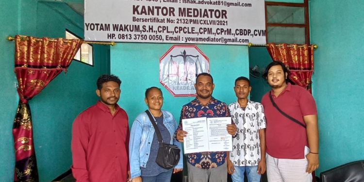 Foto bersama alumni mahasiswa STIH Biak penerima beasiswa Bidikmisi/KIP dan kuasa hukum di kantor kuasa hukum Talenta Keadilan.(FOTO LISA R.)