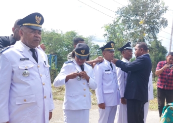 Sejumlah pejabat Eselon II, III dan IV ketika dilantik diatas jembatan Kemiri Sentani, Jumat (17/3/2023)