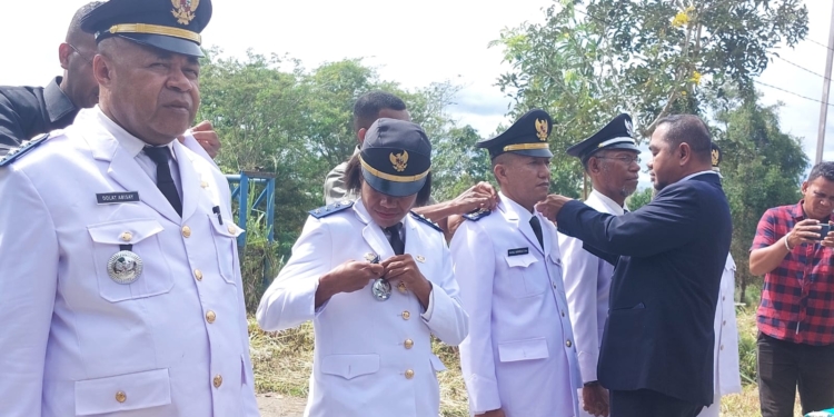 Sejumlah pejabat Eselon II, III dan IV ketika dilantik diatas jembatan Kemiri Sentani, Jumat (17/3/2023)