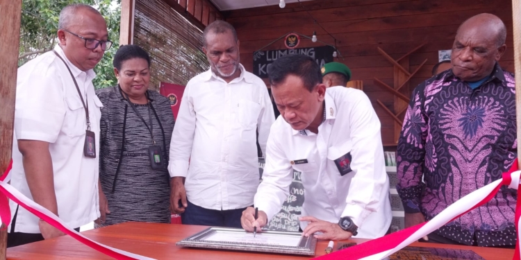 Deputi Pencegahan,Perlindungan dan Radikalisasi BNPT, Nisan Setiadi,SE didamping Onfoafi Besar Sentani, Yanto Eluay ketika meresmikan Warung NKRI di Kampung Sereh Sentani, Senin (20/3/2023)