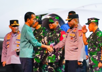 Presiden Ir. H Joko Widodo saat bersalaman dengan Kapolda Papua, Irjen Pol Matius D. Fakhiri