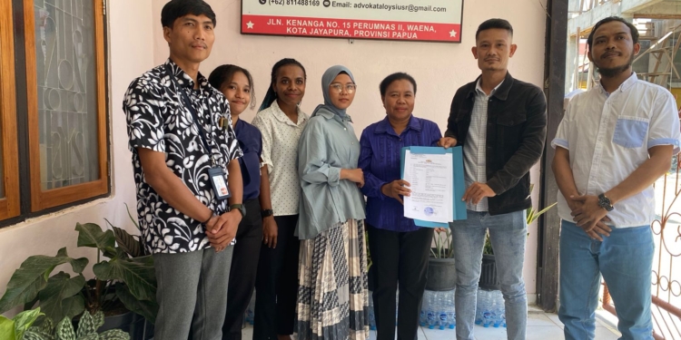 Para Kuasa Hukum Korban AR ketika menunjukkan BAP Laporan Kepolisian. Ada 10 Kuasa Hukum yang siap mengawal kasus penganiayaan yang dilakukan anak kandung PJ. Bupati Jayapura.