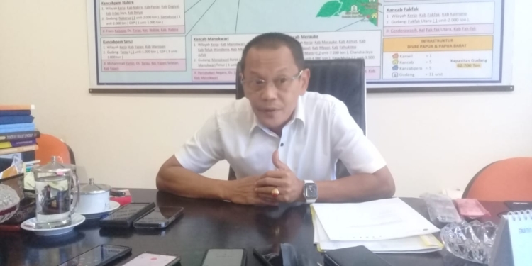 Pimpinan Kanwil Perum Bulog Papua dan Papua Barat, Raden Guna Dharma. (FOTO ANDIKA PAMAN)