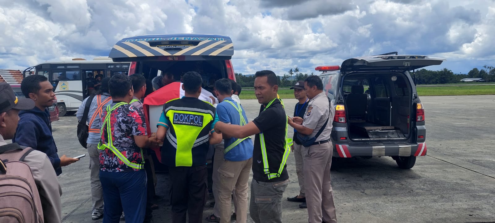 Anggota TNI/Polri yang gugur saat diserang OTK di Distrik Ilu saat pengamanan sholat tarawih di Masjid Al Amaliah, Ilu saat tiba di bandara Sentani, Jayapura.(foto humas)
