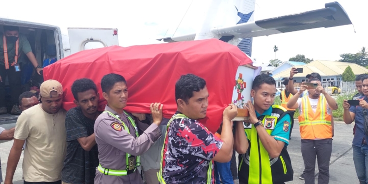 Anggota TNI/Polri yang Gugur Saat Pengamanan Sholat Teraweh di Distrik Ilu Tiba di Jayapura