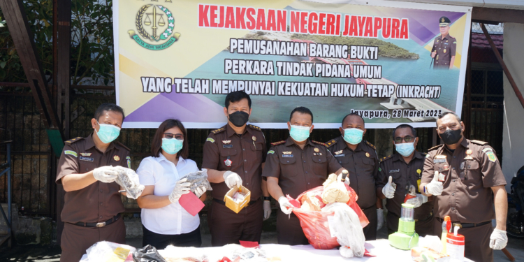 Kejaksaan Negri Jayapura saat pemusnahan barang bukti narkoba ganja dan sabu sabu