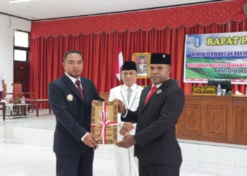 Bupati Jayapura,Triwarno Purnomo ketika menyerahkan materi LKPJ Bupati tahun 2022 kepada Ketua DPRD Kab.Jayapura, Klemes Hamo,Rabu (29/3/2022).