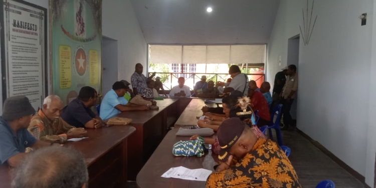 Dewan Adat Biak saat mengelar jumpa pers di rumah Adat Aidoram Dewan Adat Biak, Kamis, (30/03/23). Mereka menolak hasil seleksi calon anggota MRP Papua Dapil III Biak Numfor.(FOTO LISA R.)