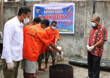 Empat tersangka saat memusnakan sendiri narkoba ganja seberarat 609,7 Gram di halaman Polda Papua.