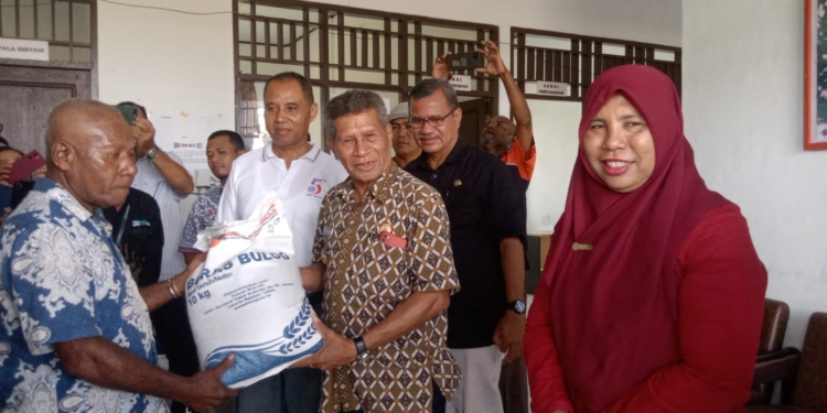 Wabup Biak Numfor, Calvin Mansnembra didampingi pimpinan Perum Bulog Kabupaten Biak Numfor, Sheika Irawati juga Kepala Distrik Biak Timur, Lukas Morin saat penyerahan bantuan pangan secara simbolis ke kepala kampung.(FOTO LISA R.)