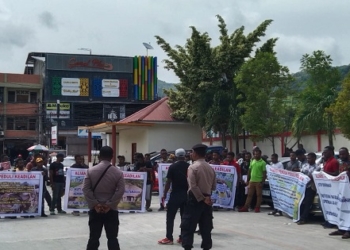 Hentikan Proses Hukum, Massa Pendukung Plt Bupati Mimika Demo di PN Jayapura