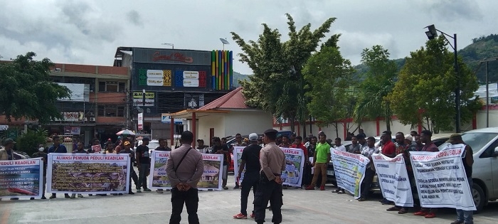 Hentikan Proses Hukum, Massa Pendukung Plt Bupati Mimika Demo di PN Jayapura