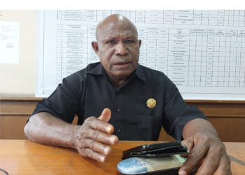 Anggota Komisi C DPRD Kabupaten Jayapura, Konstan Daimoye saat memberikan keterangan kepada wartawan nokenlive.com di Sentani Jayapura.(FOTO HANS PALEN)
