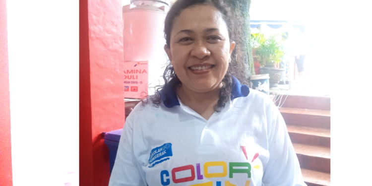 Kepala Sekolah SMPN 1 Jayapura, Purnama Sinaga, S.Pd, M.Pd saat memberikan keterangan kepada wartawan nokenlive.com.(FOTO ANDIKA PAMAN)