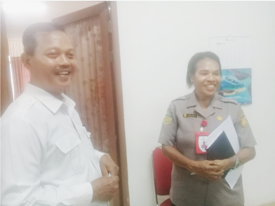  Mantan Plt Kabapenda Kota Jayapura, Ali Mas'udi saat foto Bersama Plt. Kepala Bapenda Kota Jayapura yang baru, Adolfina Taniau. (FOTO ANDIKA PAMAN) 