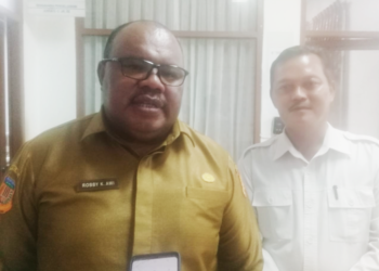 Foto bersama mantan Plt Kabapenda Kota Jayapura, Ali Mas'udi dan PJ Sekda Kota Jayapura, Robby Kepas Awi.(FOTO ANDIKA PAMAN)