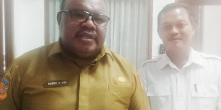 Foto bersama mantan Plt Kabapenda Kota Jayapura, Ali Mas'udi dan PJ Sekda Kota Jayapura, Robby Kepas Awi.(FOTO ANDIKA PAMAN)