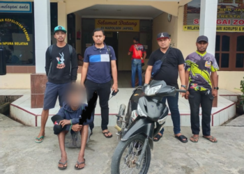 Pelaku RK (21 penganiaya penjaga toko saat diamankan di Polsek Jayapura Selatan untuk pemeriksaan lebih lanjut