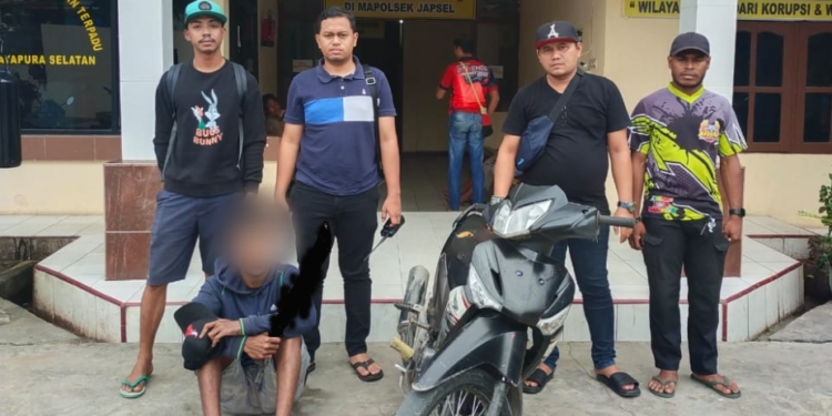 Pelaku RK (21 penganiaya penjaga toko saat diamankan di Polsek Jayapura Selatan untuk pemeriksaan lebih lanjut