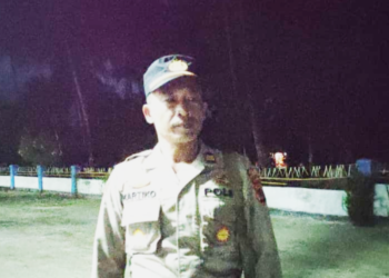 Kapolsek Padaido Iptu Kartiko SH ketika diwawancarai wartawan usai pembukaan Raker I Klasis Aimando Padaido.(FOTO LISA R.)