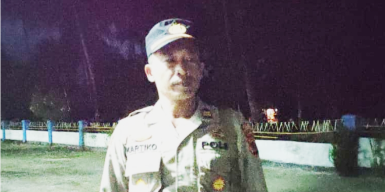 Kapolsek Padaido Iptu Kartiko SH ketika diwawancarai wartawan usai pembukaan Raker I Klasis Aimando Padaido.(FOTO LISA R.)