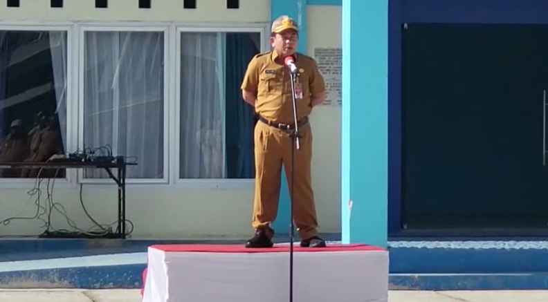 Pj Sekda Provinsi Papua Pegunungan, Sumule Tumbo saat memimpin apel. (FOTO IST/REDAKSI)