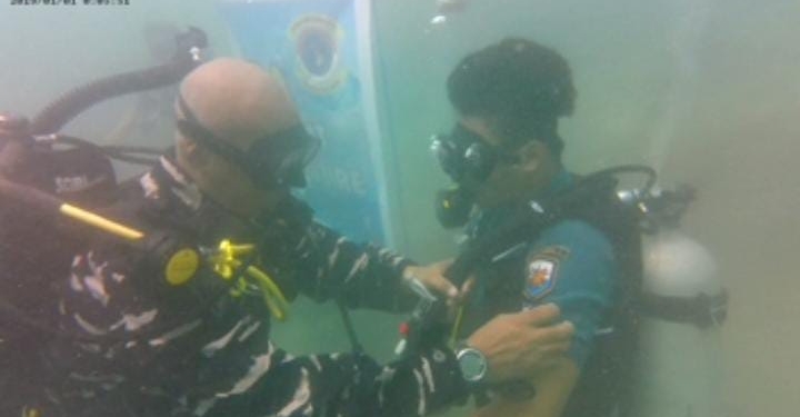 Komandan Pangkalan TNI AL Nabire, Mayor Laut (KH) Dominikus Tedju saat menyematkan pangkat kepada salah satu prajurit. (Foto Humas Lanal Nabire)