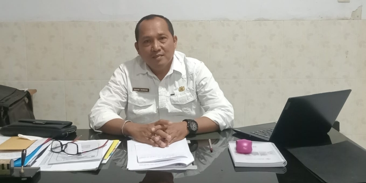Kepala Dinas Tenaga Kerja Kabupaten Biak Numfor, Djoni Domeng ketika diwawancarai di ruang kerjanya.(FOTO LISA R)