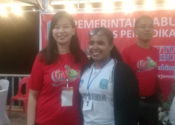 Instruktur Gasing Emira dari Yayasan Profesor Yohannes Surya saat foto bersama salah satu peserta guru Irma dari SD Negeri 1 Biak
