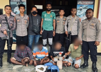 4 pelaku pengguna narkotika jenis ganja berinisial VO, BE, PO dan SI saat diamankan anggota Polisi Polresta Jayapura Kota.(FOTO HUMAS)