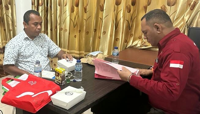 Terduga tersangka korupsi Rp4.689 M inisial YROG saat diperiksa intensif Kejari Jayapura. (FOTO HUMAS KEJARI)