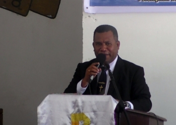 Ketua Klasis GKI Aimando Padaido, Pdt. Jhon Baransano ingatkan agar gereja harus bersih dan netral memasuki tahun politik. (LISA R.)