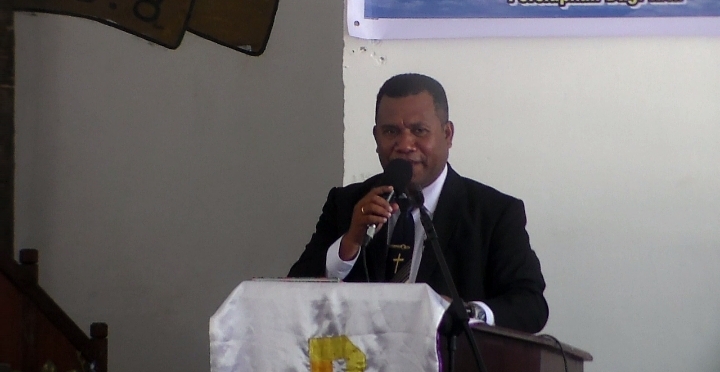Ketua Klasis GKI Aimando Padaido, Pdt. Jhon Baransano ingatkan agar gereja harus bersih dan netral memasuki tahun politik. (LISA R.)