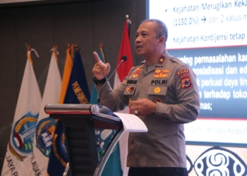 Wakil Kepala Kepolisian Daerah (Wakapolda) Papua, Brigjen Pol Ramdani Hidayat saat memaparkan sutuasi Kamtibmas Triwulan I Tahun 2023 pada Rakerda Bupati/Walikota se Papua di Biak Numfor.(FOTO HUMAS)