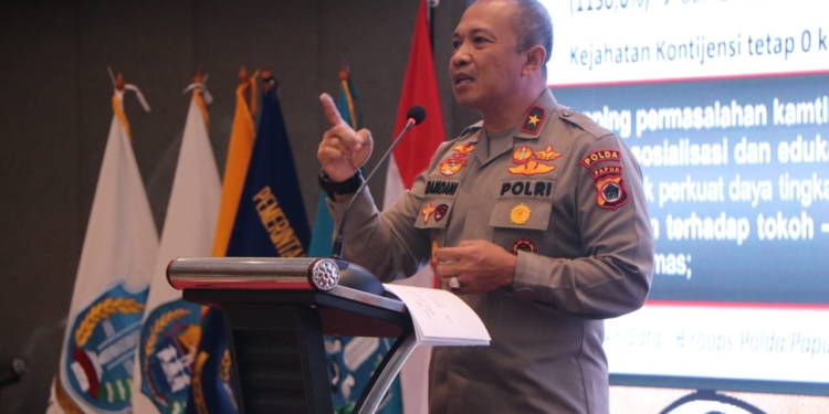 Wakil Kepala Kepolisian Daerah (Wakapolda) Papua, Brigjen Pol Ramdani Hidayat saat memaparkan sutuasi Kamtibmas Triwulan I Tahun 2023 pada Rakerda Bupati/Walikota se Papua di Biak Numfor.(FOTO HUMAS)
