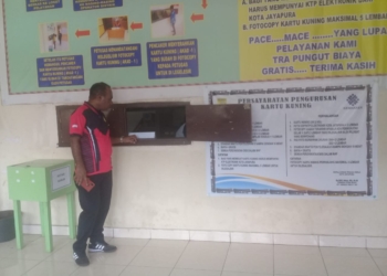 Kepala Dinas Tenaga Kerja Kota Jayapura, Djoni Naa Foto saat melihat secara langsung pengurusan kartu kuning di loket.(FOTO ANDIKA PAMAN)