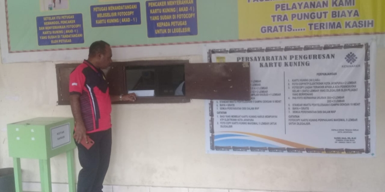 Kepala Dinas Tenaga Kerja Kota Jayapura, Djoni Naa Foto saat melihat secara langsung pengurusan kartu kuning di loket.(FOTO ANDIKA PAMAN)
