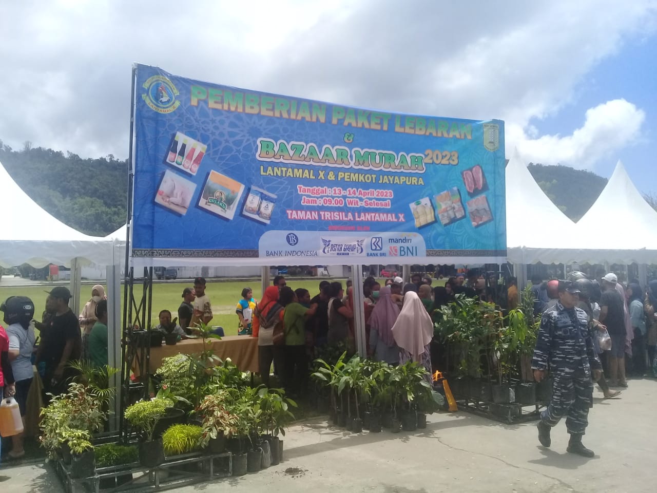 Asisten II Setda Kota Jayapura B. Widhi Hartanti saat berbincamg-bincang2 dengan Lantamal X Jayapura.(FOTO ANDIKA PAMAN)