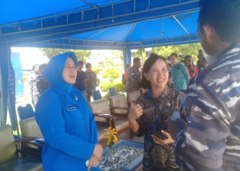 Asisten II Setda Kota Jayapura B. Widhi Hartanti saat berbincamg-bincang2 dengan Lantamal X Jayapura.(FOTO ANDIKA PAMAN)