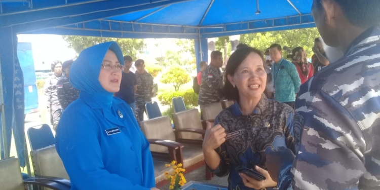 Asisten II Setda Kota Jayapura B. Widhi Hartanti saat berbincamg-bincang2 dengan Lantamal X Jayapura.(FOTO ANDIKA PAMAN)