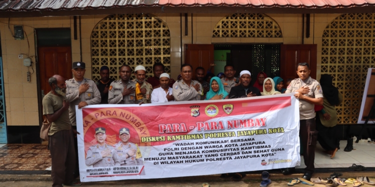 Melalui program Para para Numbay, sejumlah anggota Polsek Jayapura Utara (Japut) kota Jayapura sambangi kampung Mualaf di Angkasa.(Foto Humas)
