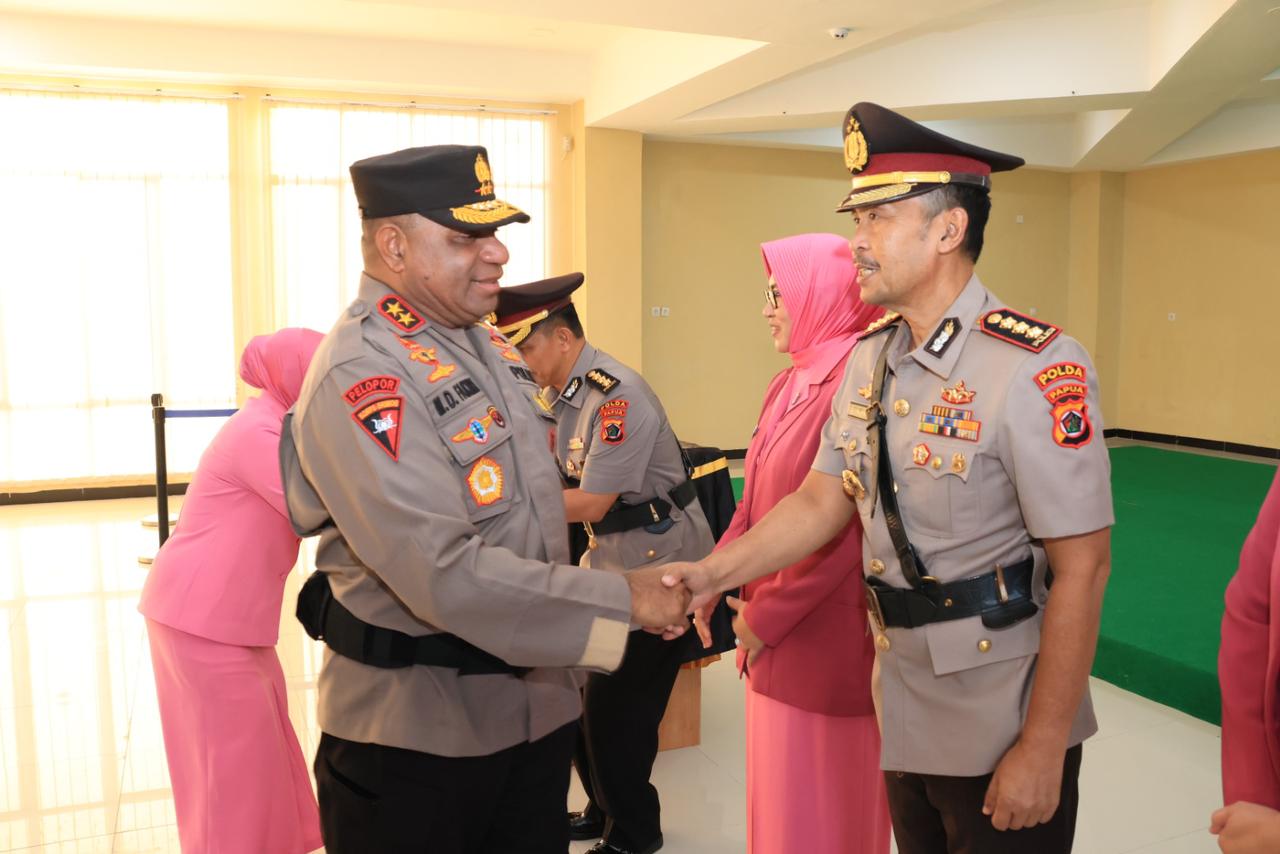 Kapolda Papua Irjen Pol. Mathius D. Fakhiri, S.I.K saat memberikan ucapan selama kepada salah satu pejabat Polda Papua yang baru saja dilantik.(FOTO HUMAS)