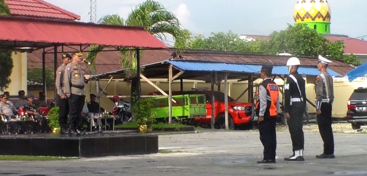 Kapolres Biak Numfor, AKBP Damianus D.Susanto S.H.,SIK.,M.H saat pimpin apel gelar pasukan Operasi Ketupat 2023 di lapangan Mapolres Biak. (FOTO LISA R.)