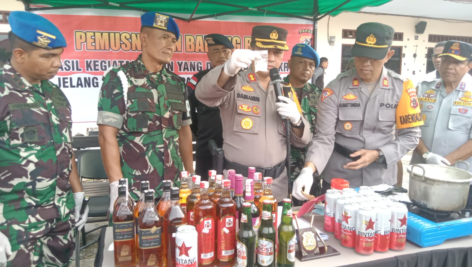 Kapolres Biak Numfor AKBP Damianus D. Susanto saat menunjukan barang bukti narkoba jenis sabu sabu dan ratusan botol miras bermerek serta ratusan liter miras local (milo) saat akan dimusnakan bersama Forkopimda Biak Numfor.(FOTO LISA R.)