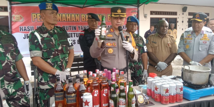 Polres Biak Musnahkan Ratusan Botol Miras Berbagai Merek dan 1 Bungkus Narkoba Sabu