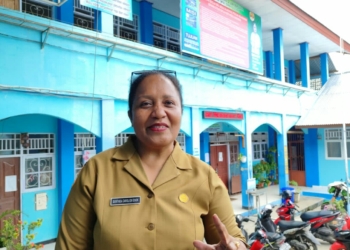 Kepala Sekolah SMP Negeri 2 Jayapura Dorthea Caroline Enok, S.Pd, M.Pd. (FOTO ANDIKA PAMAN)
