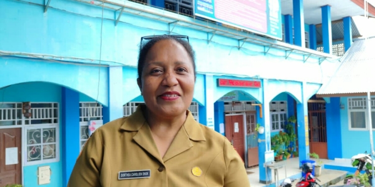 Kepala Sekolah SMP Negeri 2 Jayapura Dorthea Caroline Enok, S.Pd, M.Pd. (FOTO ANDIKA PAMAN)