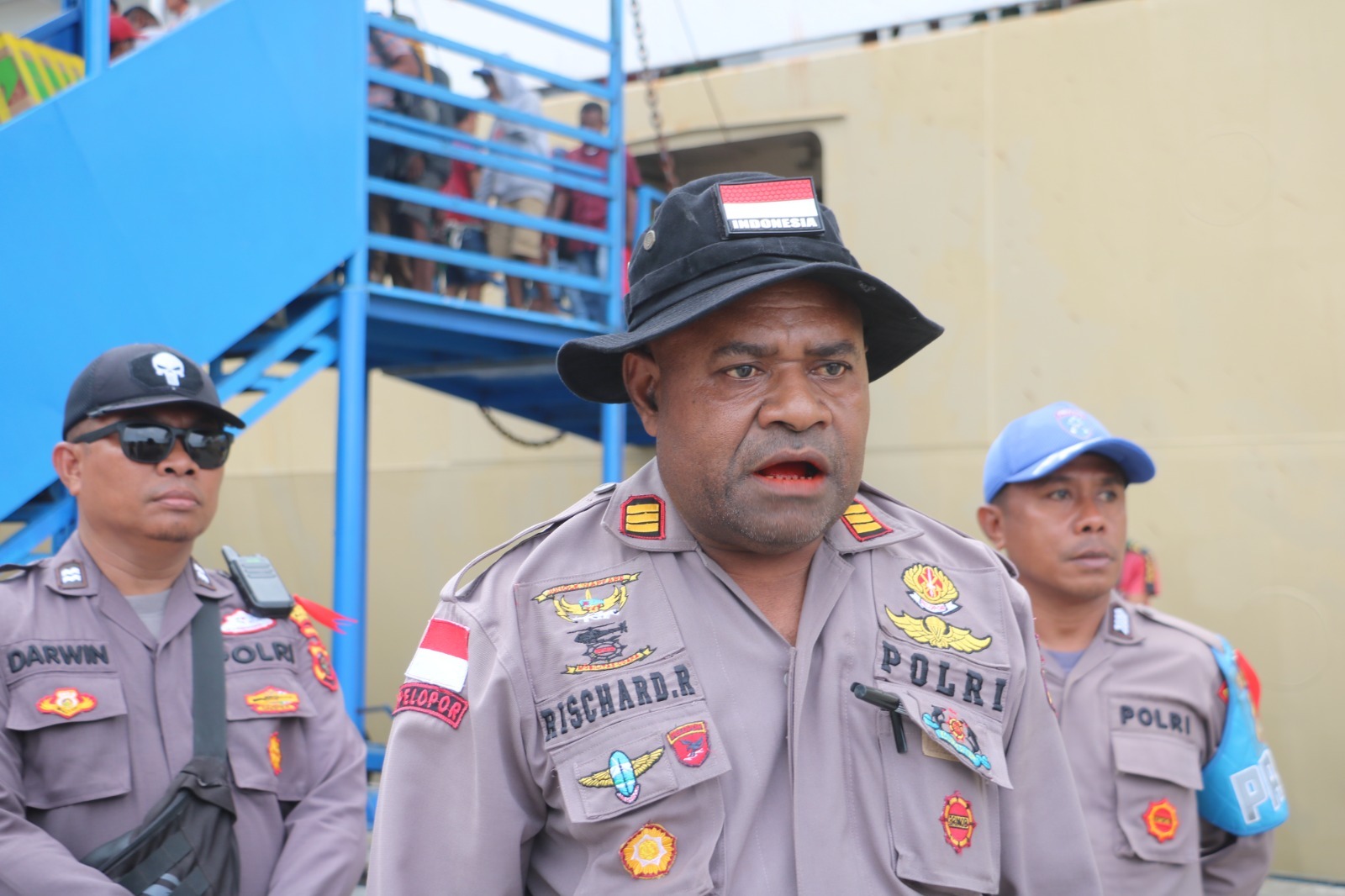 Kapolsek KP3 Laut, AKP Rischard H. L. Rumboy saat memberikan keterangan terkait arus mudik lebaran di Pelabuhan Jayapura. (FOTO ANDIKA PAMAN)