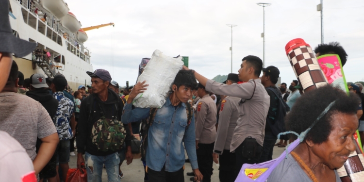 Personal Polsek KP3 Laut saat memeriksa barang milik penumpang kapal Pelni. (FOTO ANDIKA PAMAN)