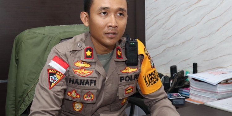 Kabag Ops Polresta Jayapura Kota, Kompol M. B. Y. Hanafi S.H., S.I.K., M.H saat memberikan keterangan pers kepada wartawan nokenlive.com di ruang kerjanya.(FOTO ADIKA PAMAN)